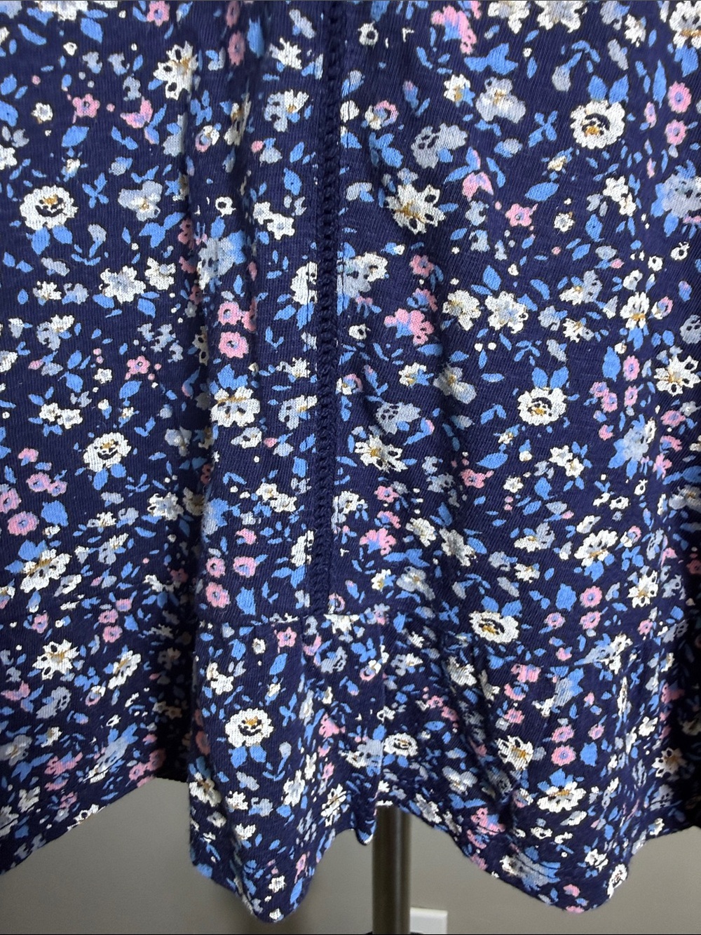 Lucky Brand Floral V-Neck Top Navy Blue Ruffle Hem Elastic Ruffle Short Sleeves - Picture 5 of 11